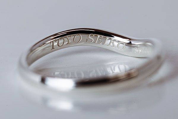 曲がりのあるレーザーサンプル